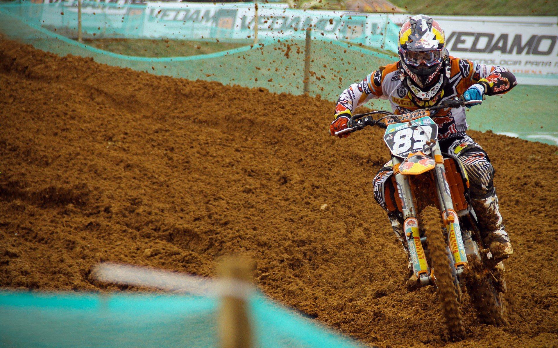 潘展乐勇夺游泳世锦赛金牌，刷新亚洲纪录震撼世界泳坛