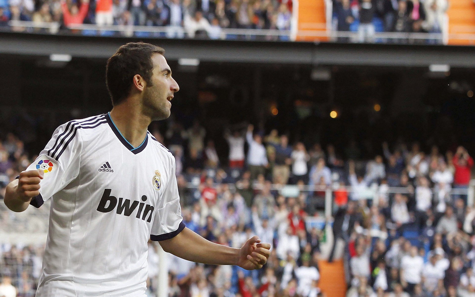 皇家马德里与巴塞罗那上演巅峰对决，西甲冠军悬念再起